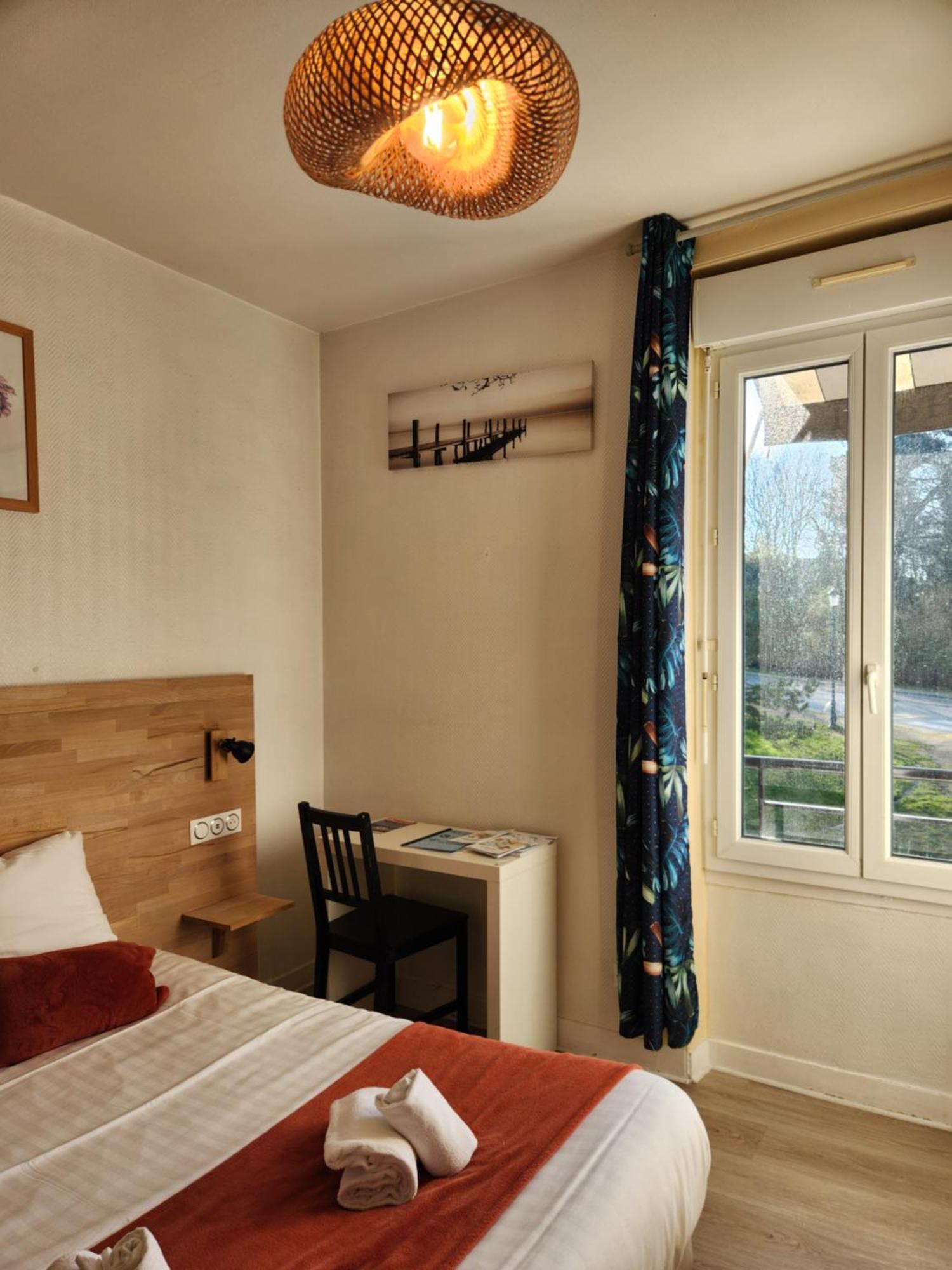Le Petit Montmartre Hotel Dinard Exterior photo